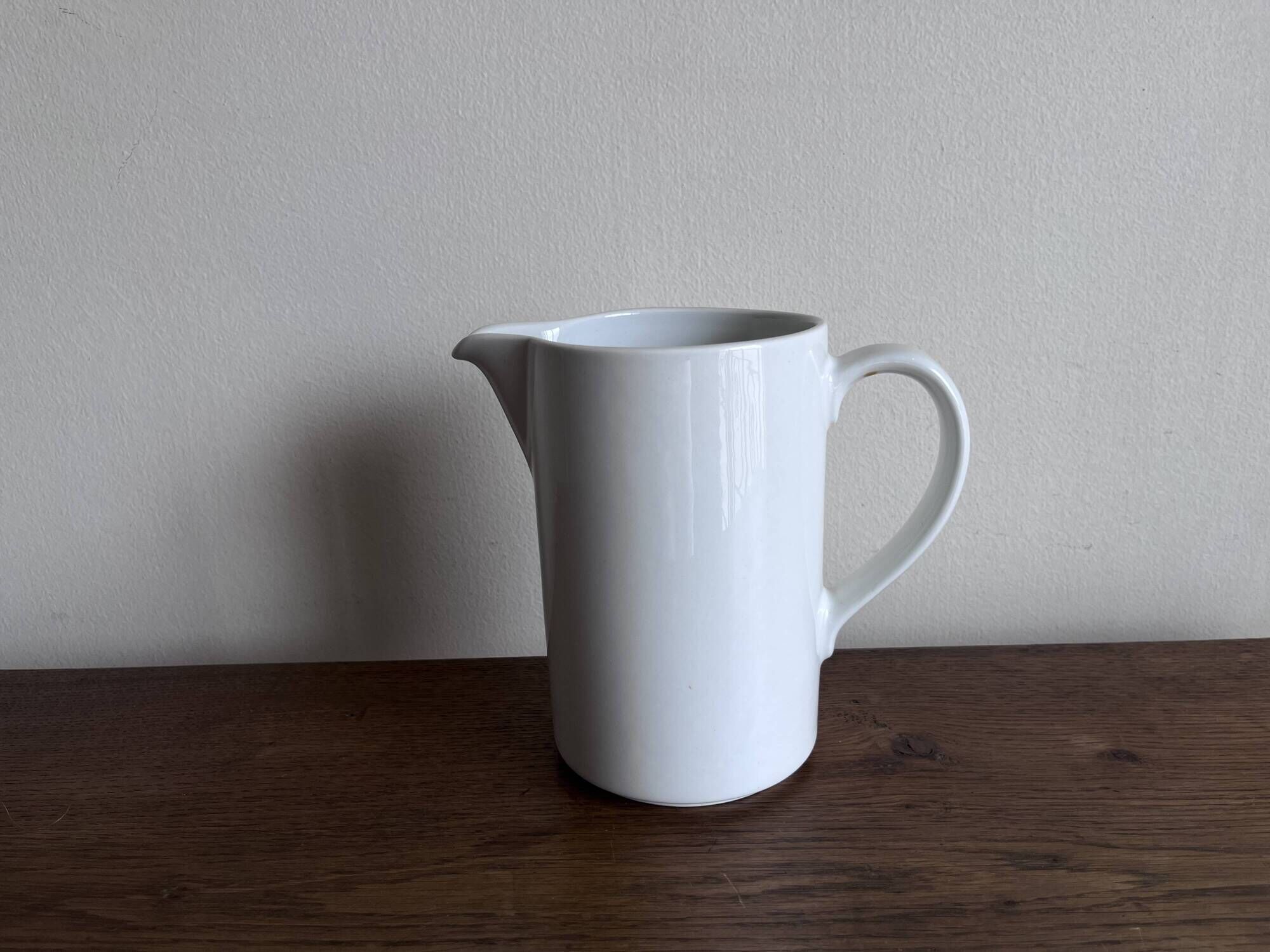Vase jug Arabia Finland 1970 in white porcelain