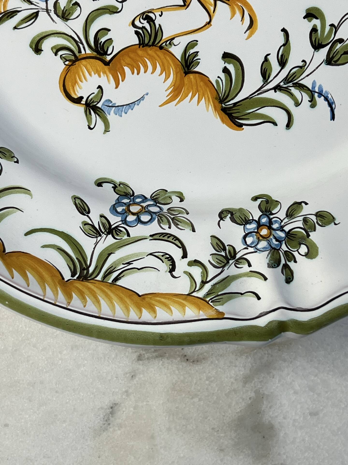 Assiette en faïence de Moustiers décor oiseau et fleurs 25cm