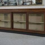 Grand comptoir/enfilade de métier avec portes coulissantes vitrées