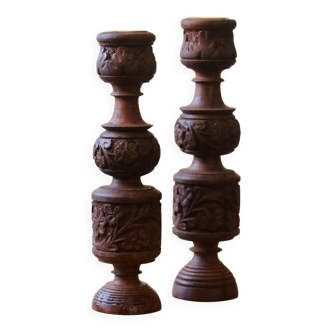 Paire de bougeoirs en bois tourné et sculpté