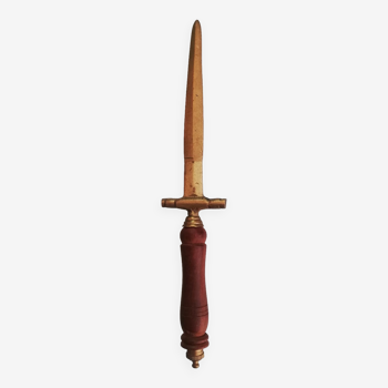 Coupe papier ouvre-lettres en forme d'épée manche tourné en bois