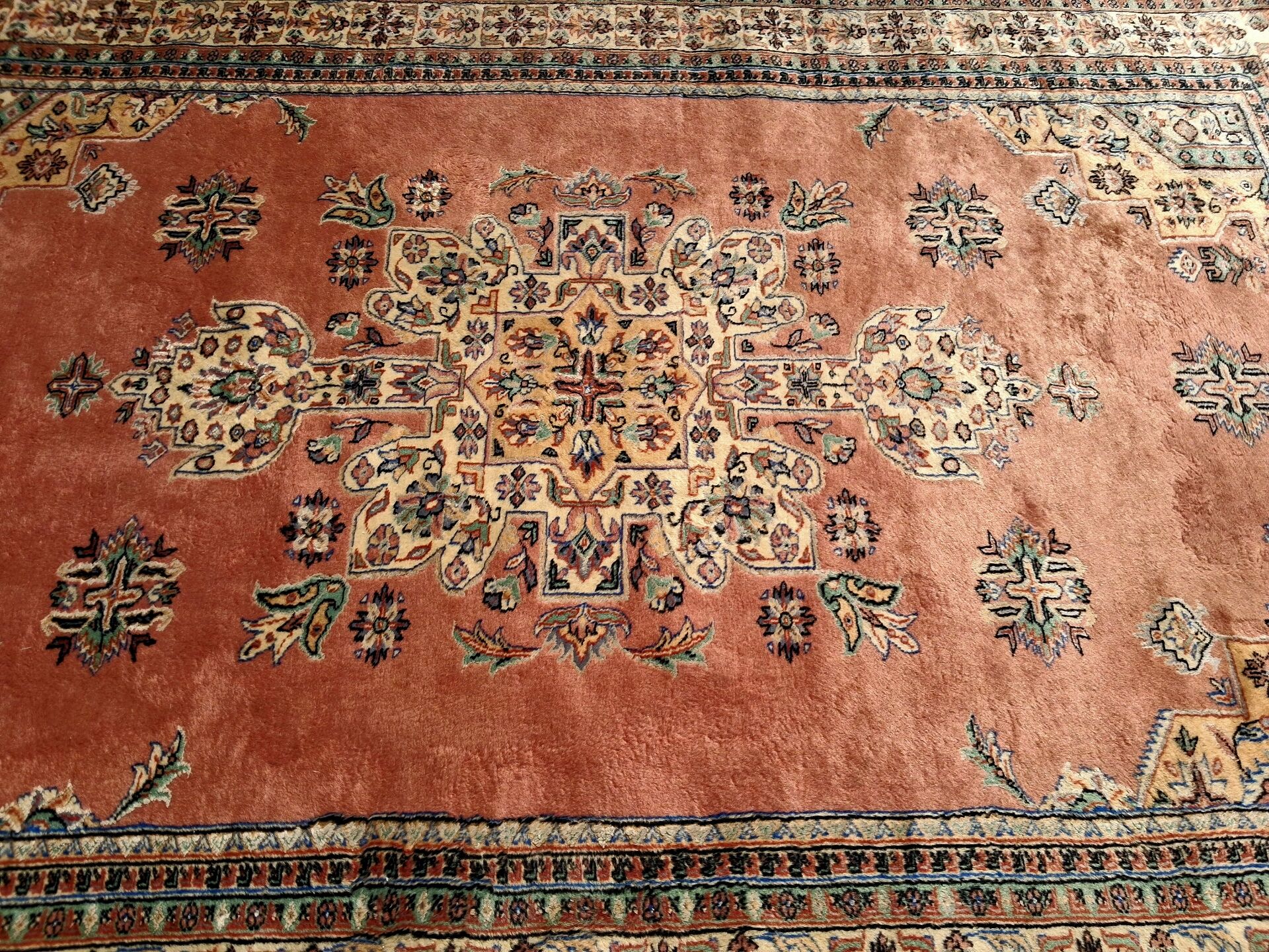 Tapis d'orient, grande taille 285 x 185 cm, signé
