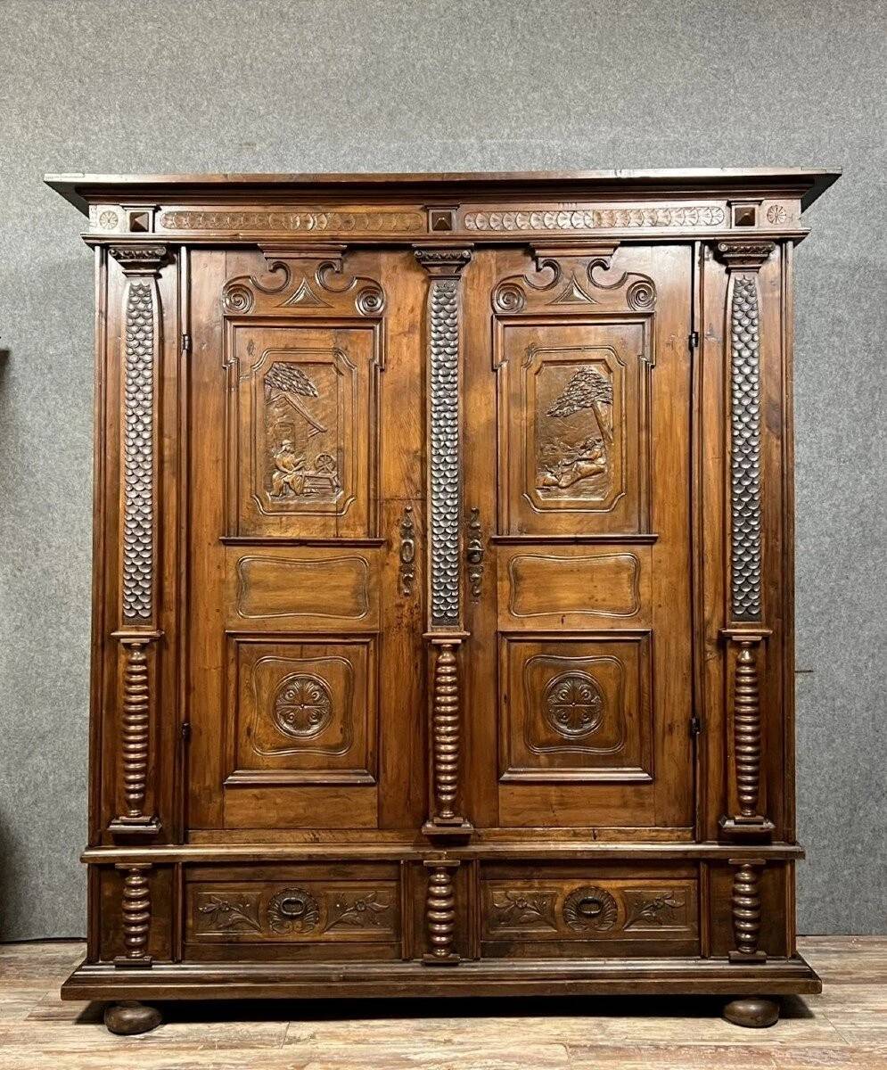 Armoire en bois mouluré et richement sculpté à décor de colonnes