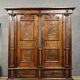 Armoire en bois mouluré et richement sculpté à décor de colonnes