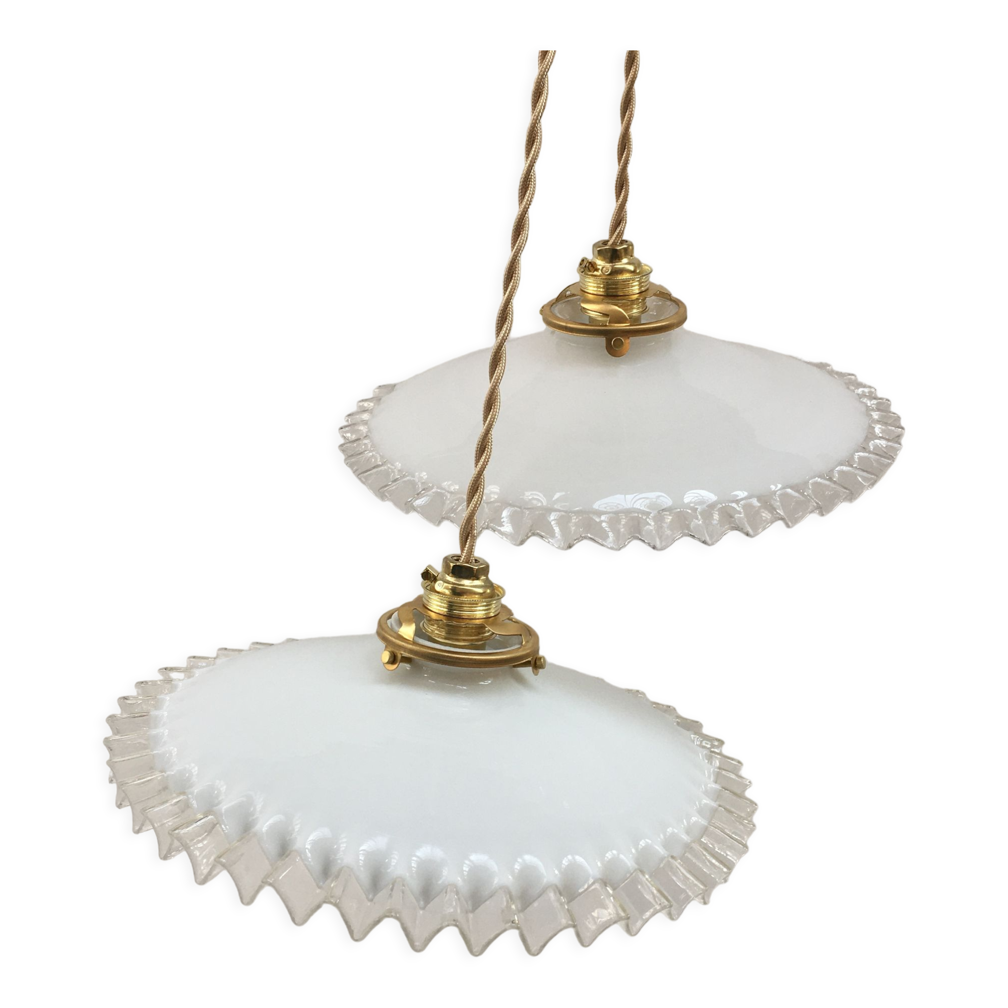 Paire de suspensions en opaline blanche et bords dentelés transparents