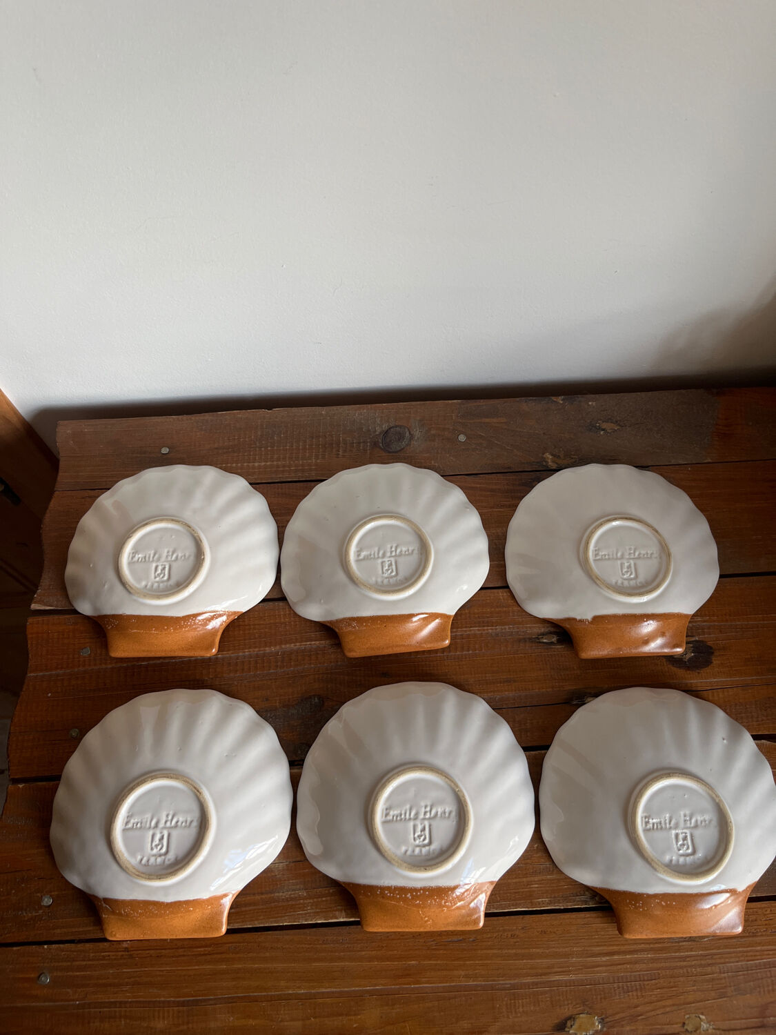 6 shell-shaped bowls