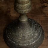 Fausse paire de bougeoirs orientaux en bronze gravé milieu XXe