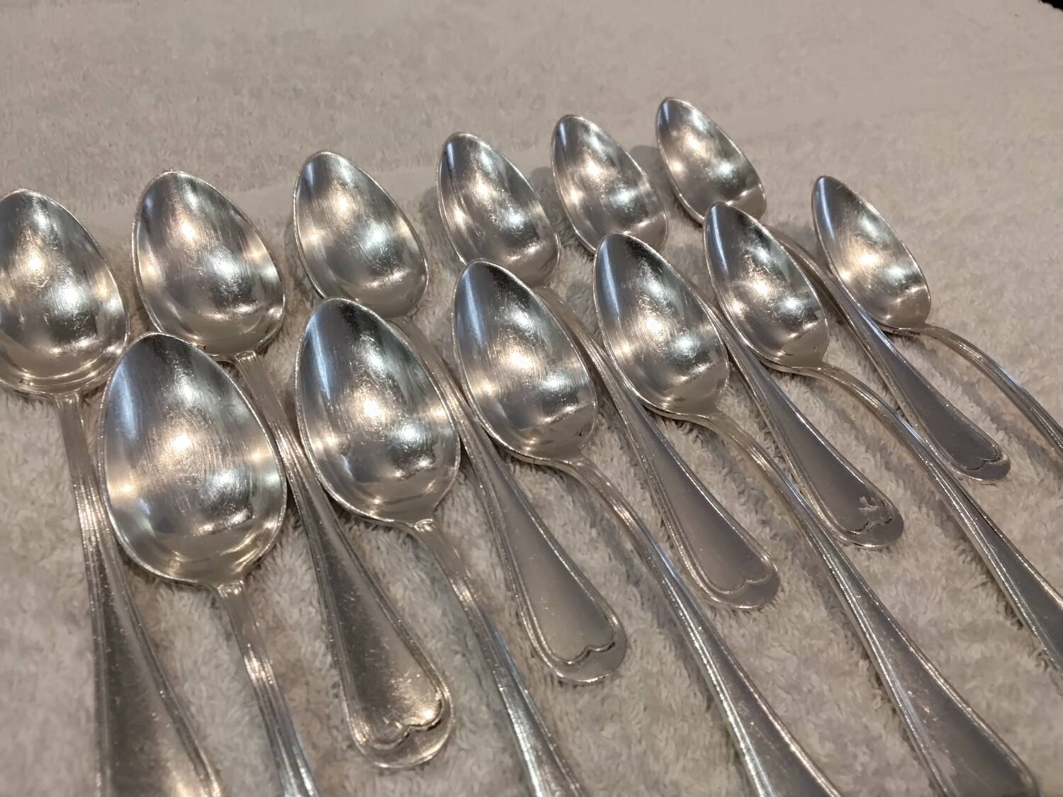 12 silver-plated metal teaspoons by Apollo silversmiths, decorated with fillets, 14.2cm