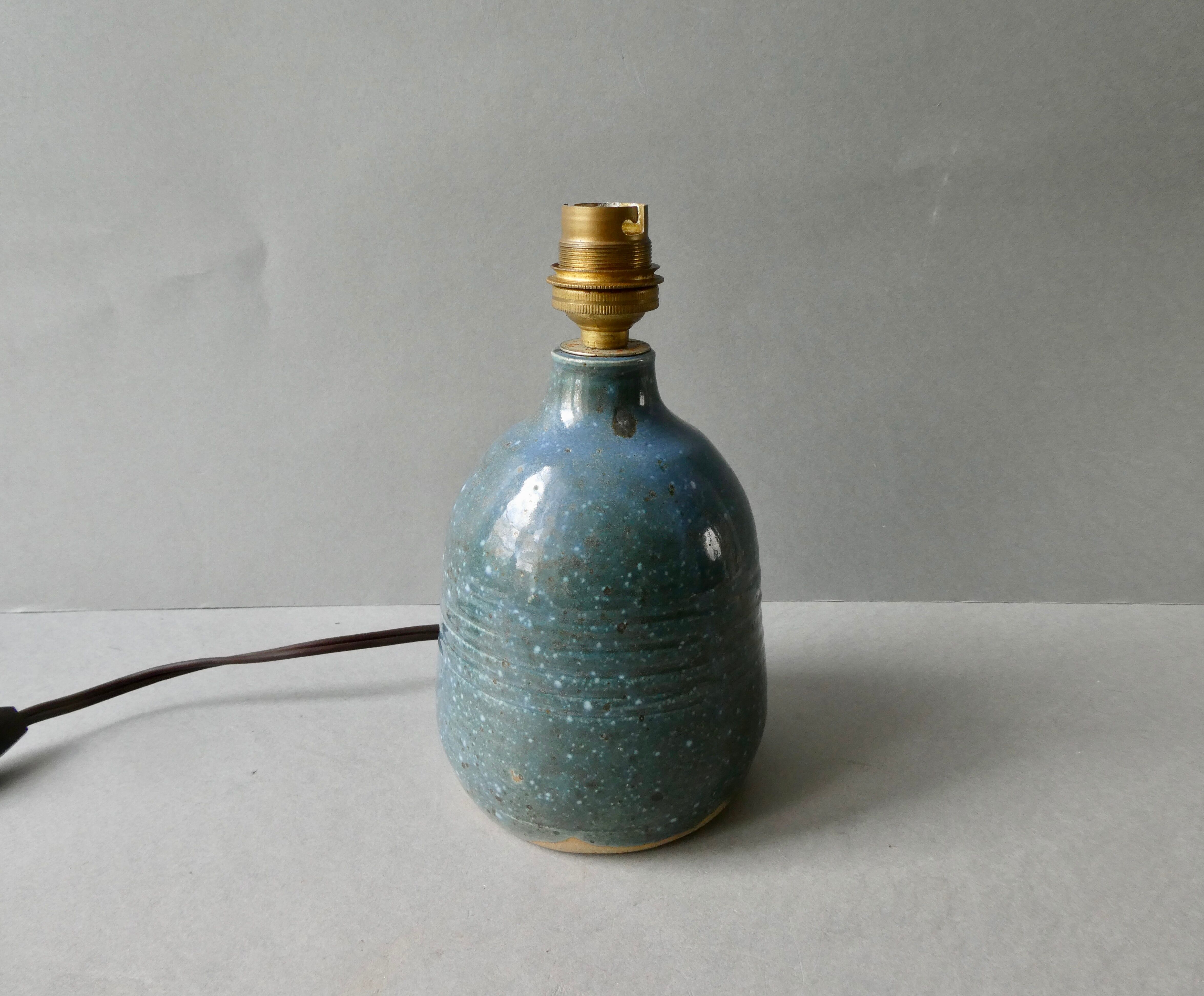 Pied de lampe en grès émaillé bleu signée Caty Bieuville