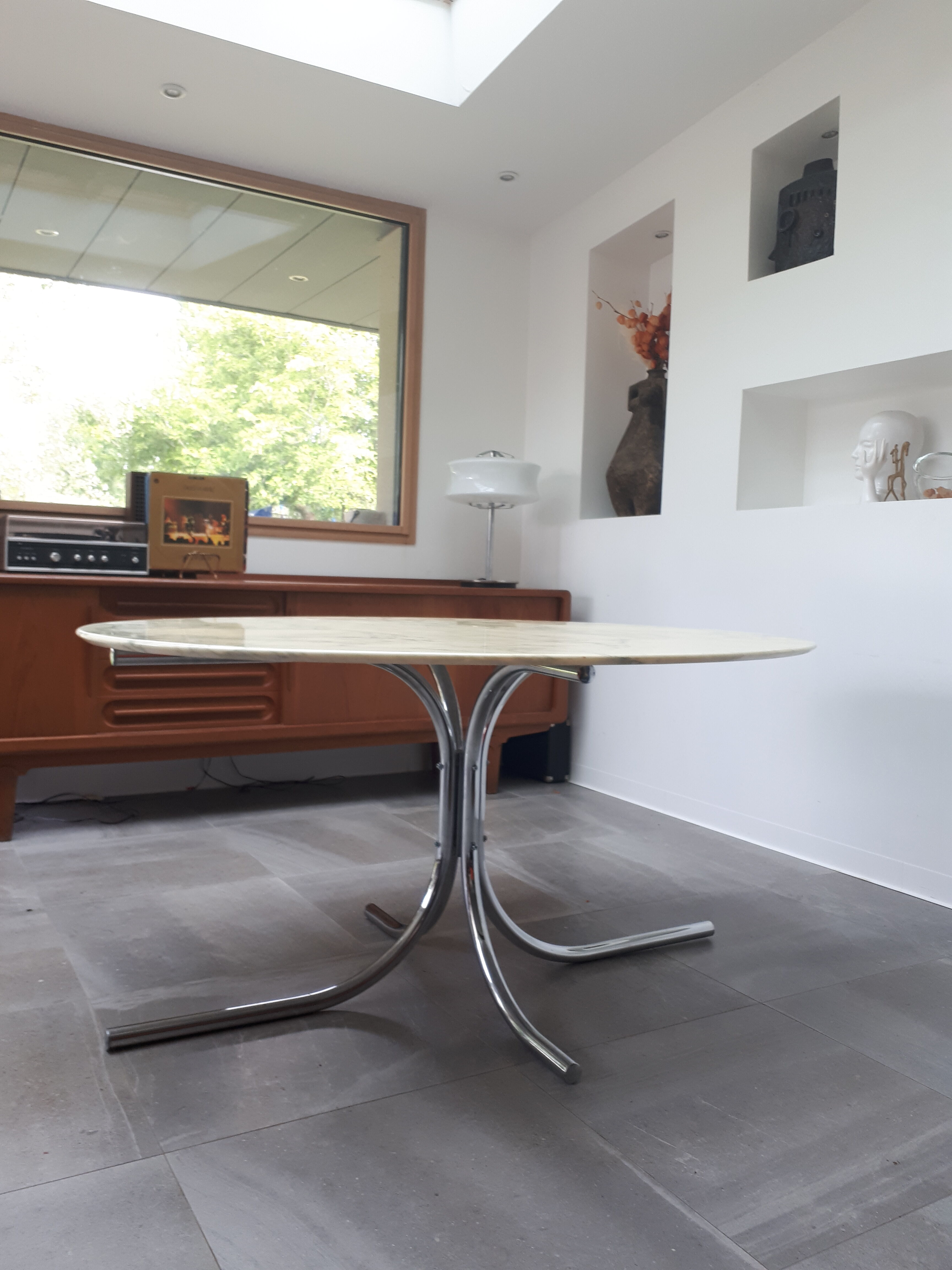 Marble table of the 70s at Roche Bobois