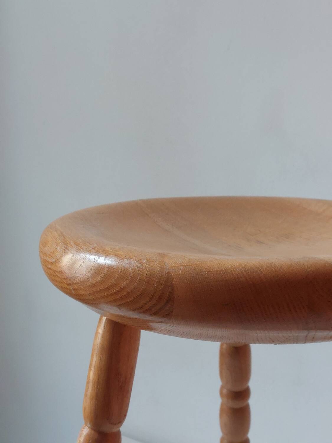 Vintage en bois tourné tabouret du milieu du siècle avec un siège épais.