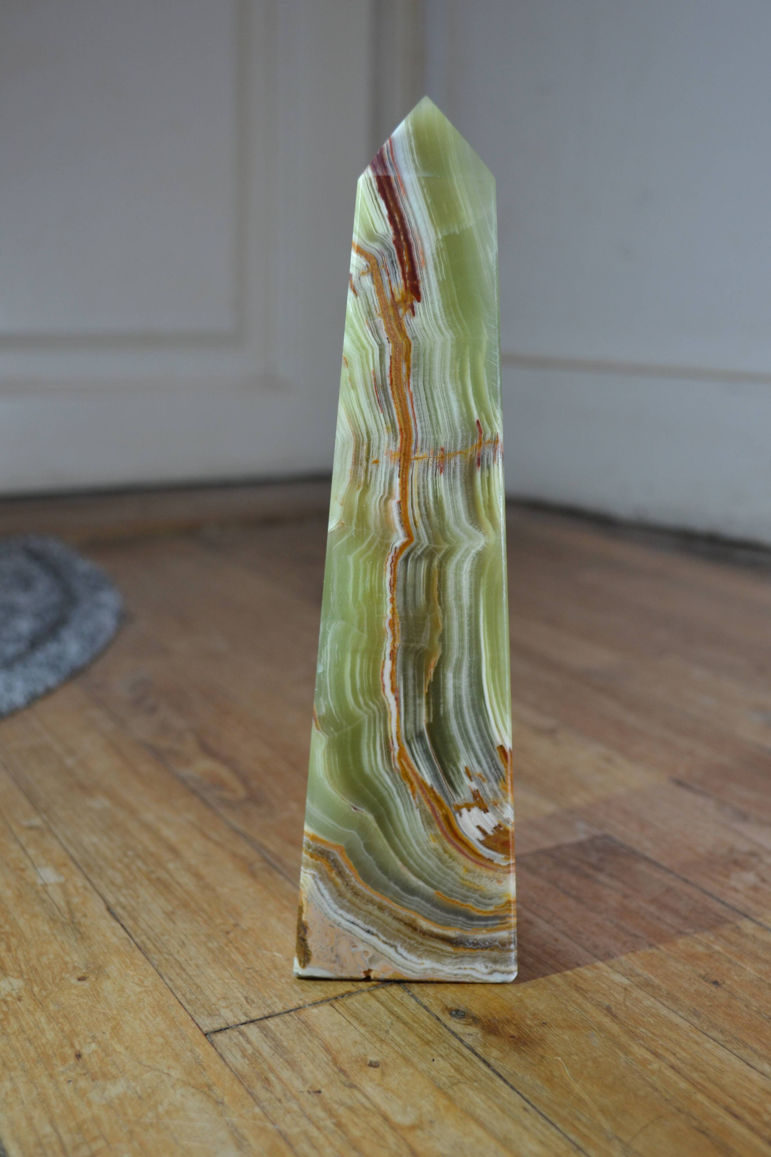 Green onyx obelisk (21cm), decorative piece