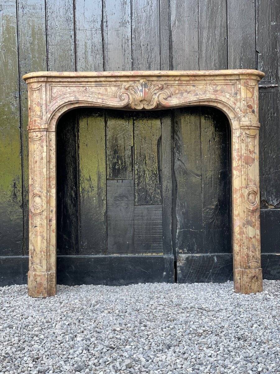 Cheminée de style Louis XV en marbre brèche d’Alep