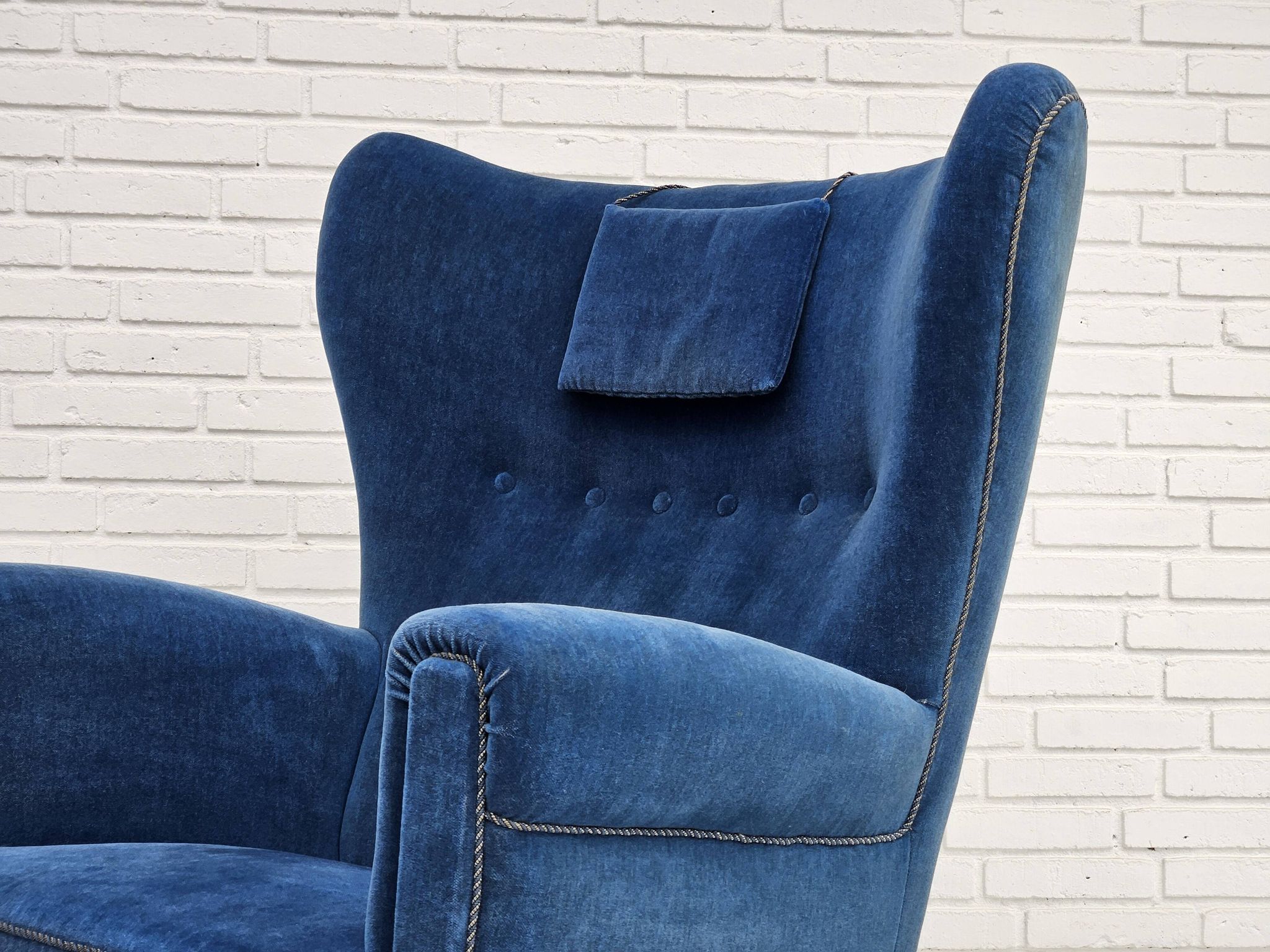 Années 1960, fauteuil relax danois à dossier haut, état d'origine, meuble en velours bleu.