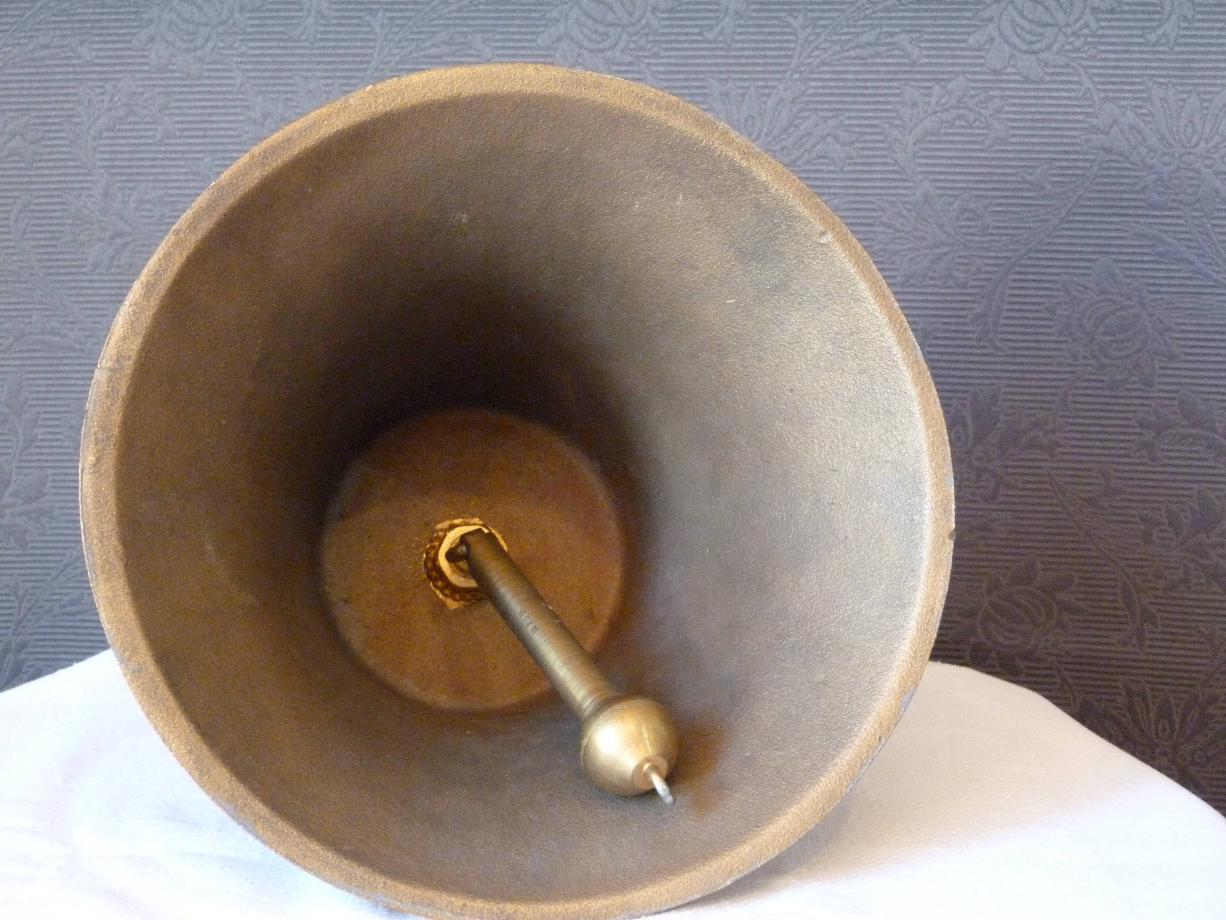 Cloche en bronze laitonné