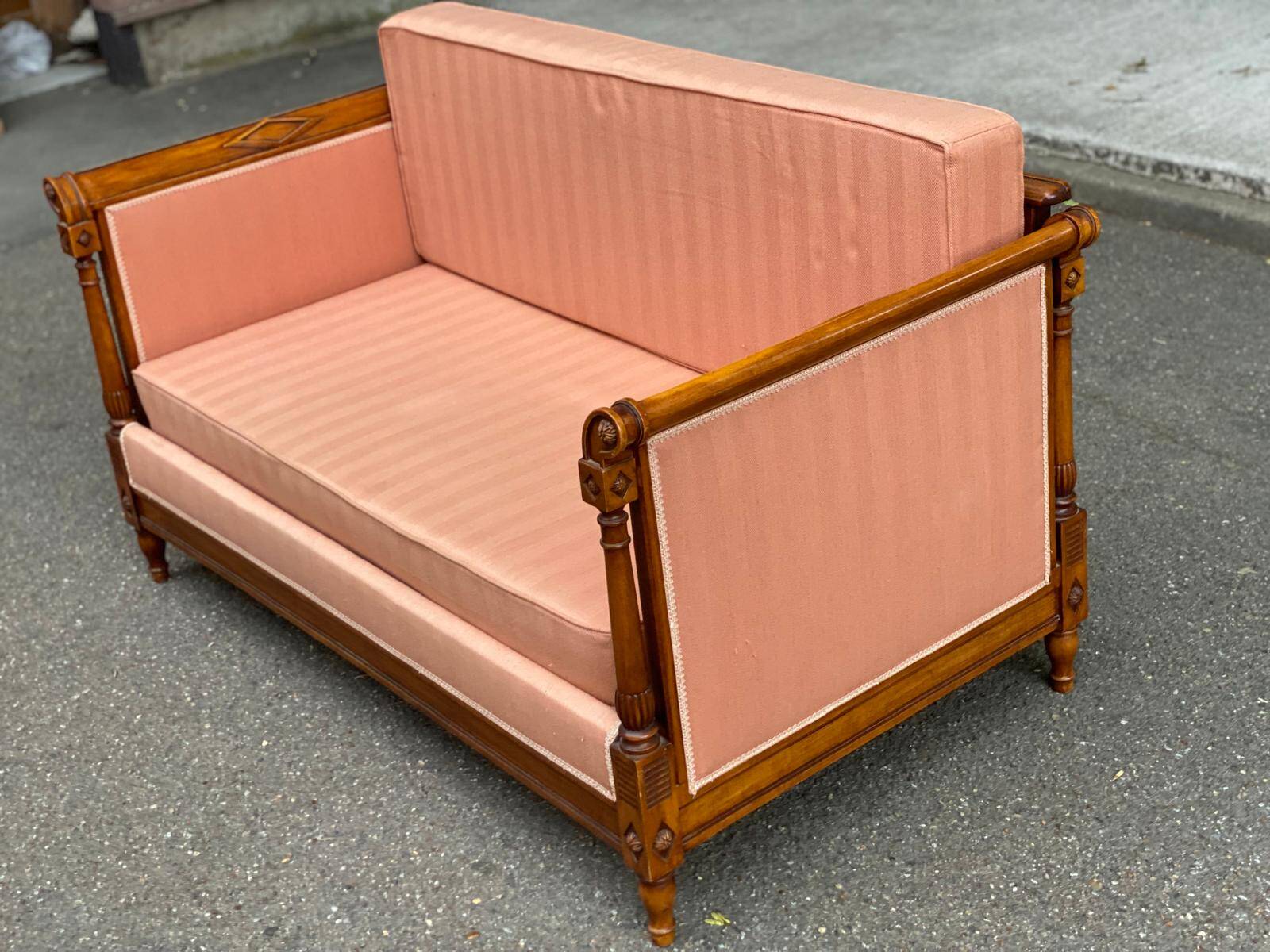 Louis XVI style directoire basket canapé in solid wood and fabric.
