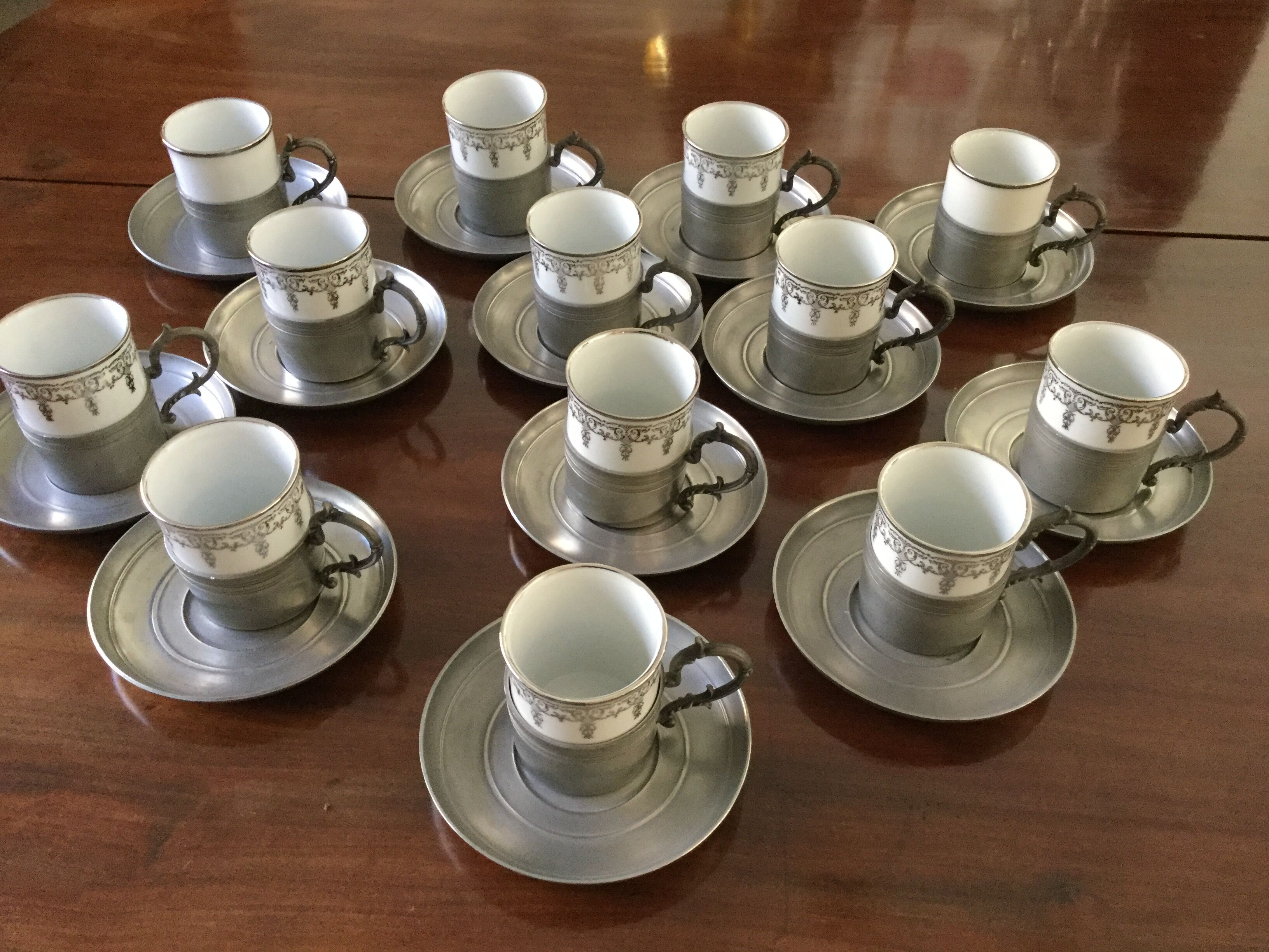 Un lot de 13 tasses à moka soucoupe et porte tasse en étain intérieur tasse en porcelaine de limoges avec décor de filte gris