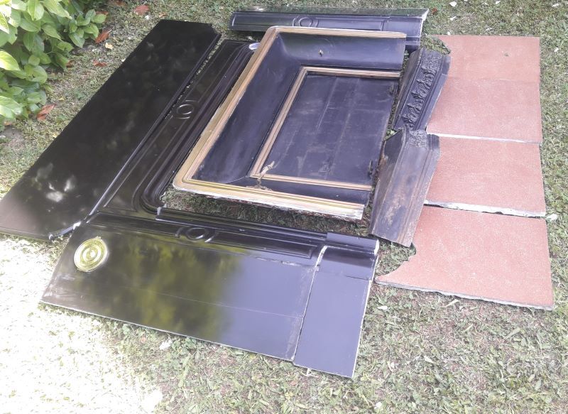 Fireplace XVIII° black marble louis XIV style with narrowed and floor slabs