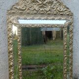 Miroir ancien à pare-closes en laiton repoussé doré 72 x 42 cm