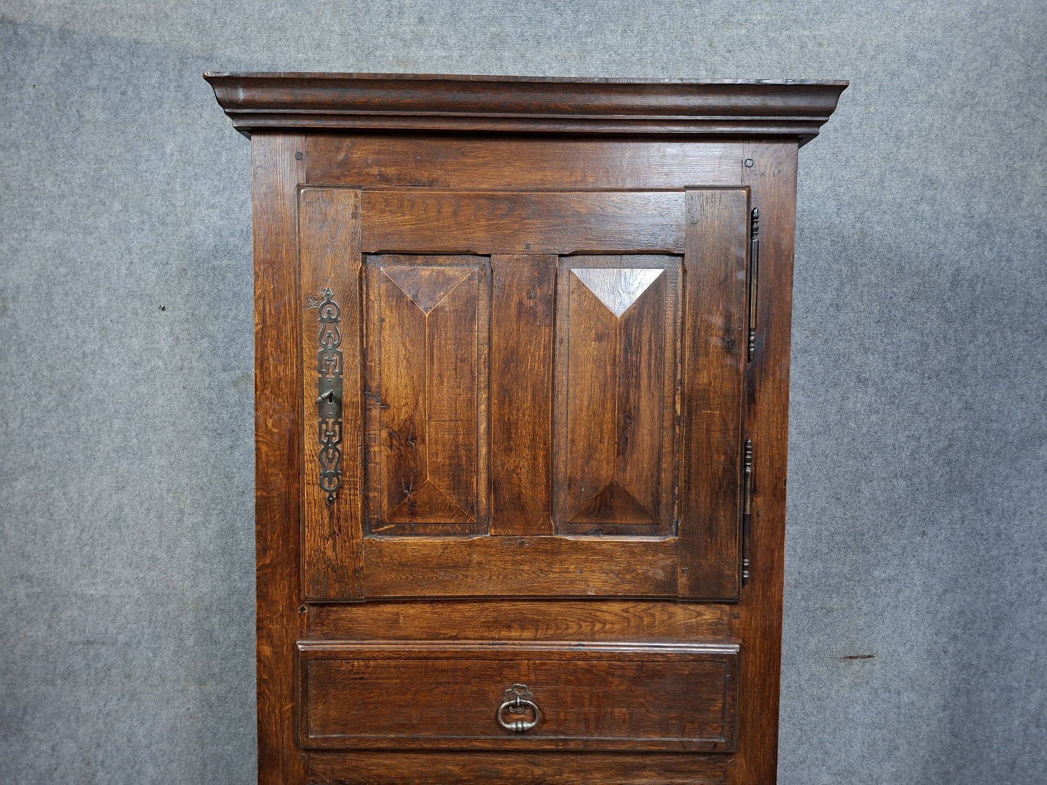 Standing man in Louis XIII style, made of solid oak, from the 20th century.