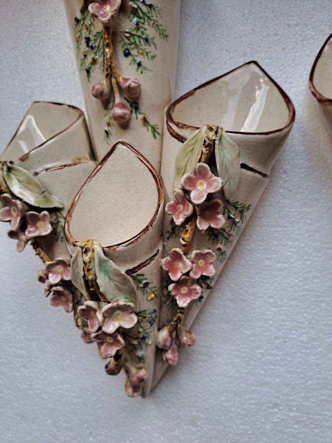 Paire de bouquetiéres en barbotine