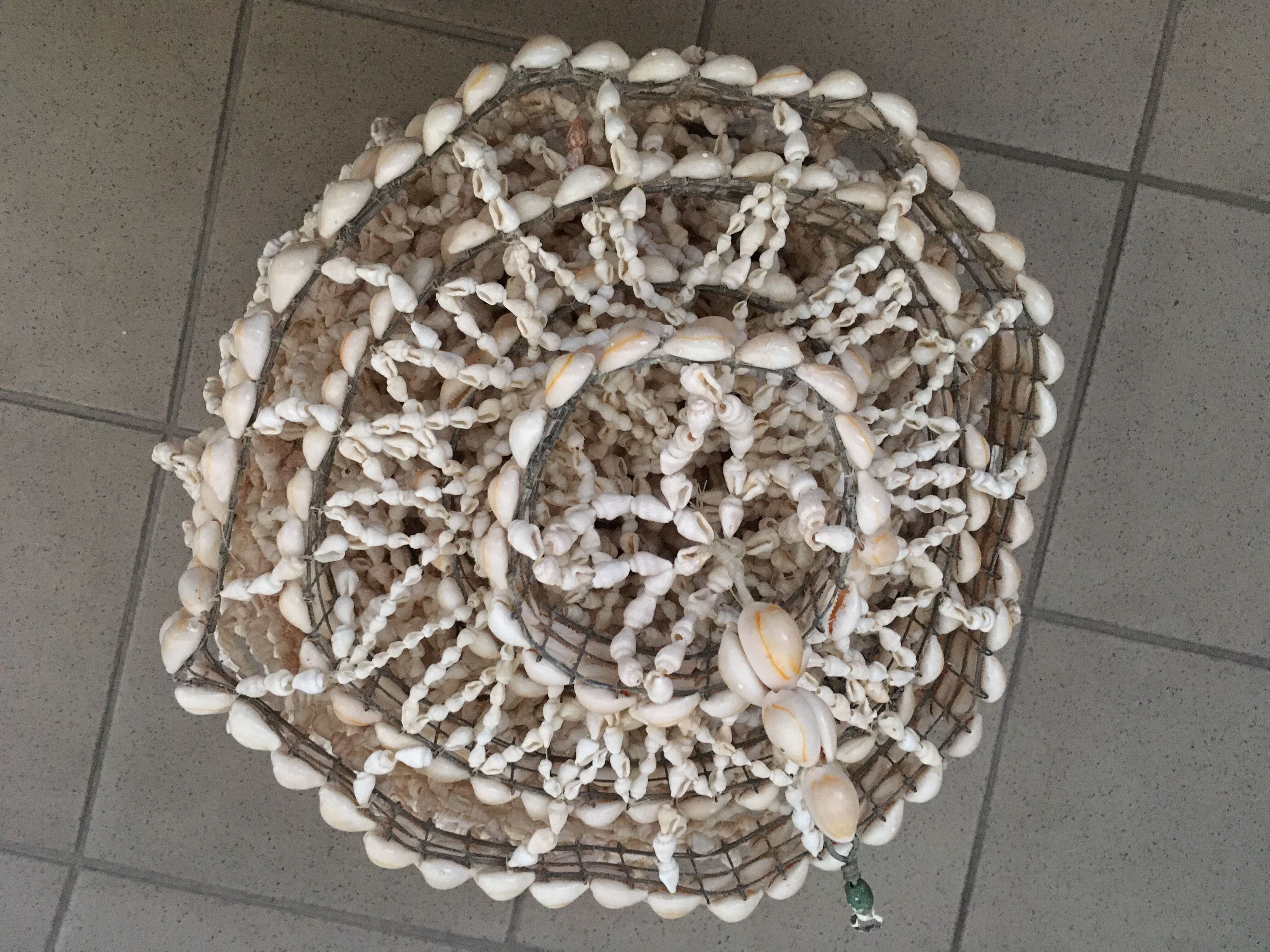 Hanging lampshade in cauri shells