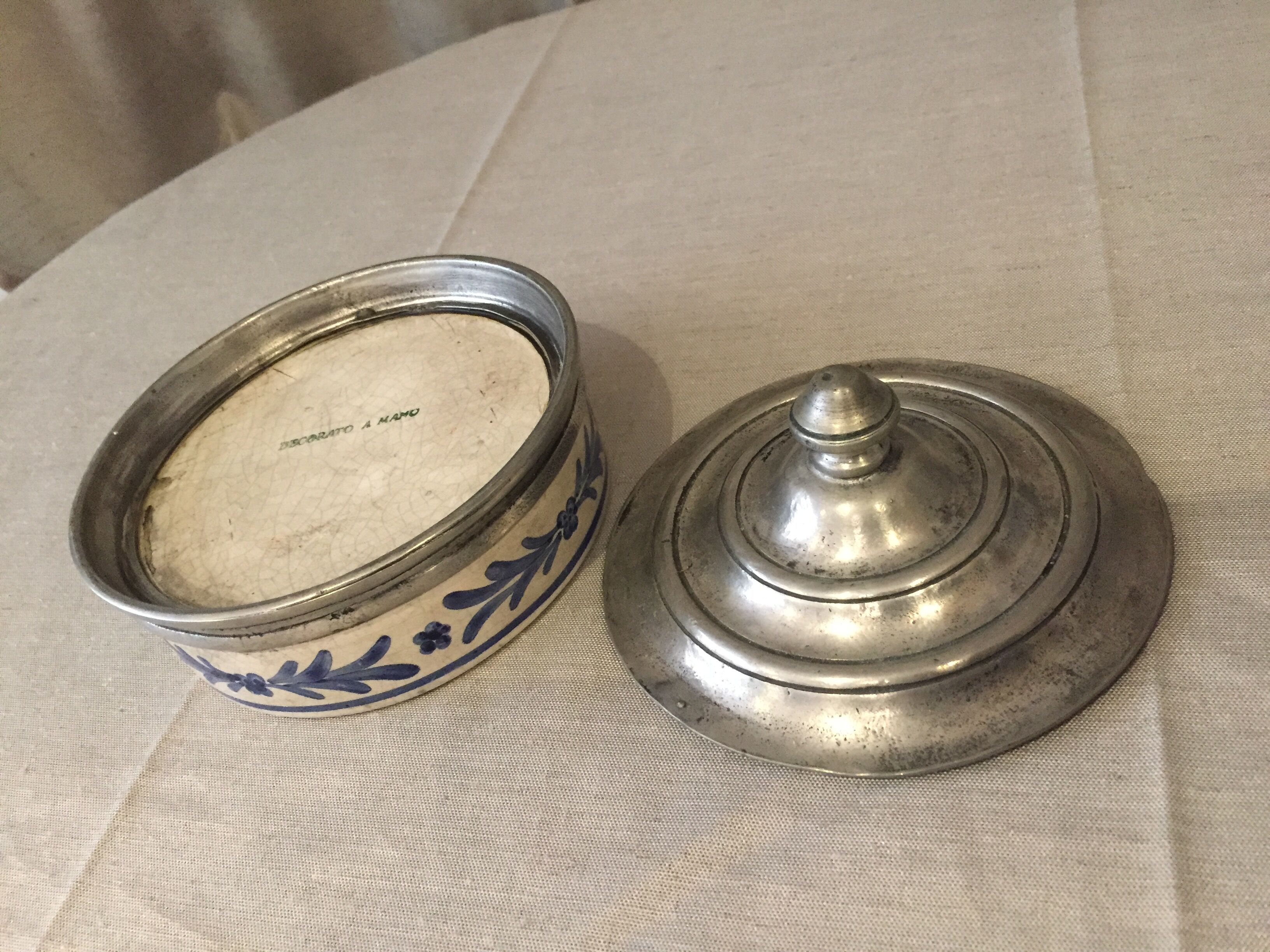Tinter candy and very decorative porcelain