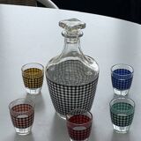 Liquor service consisting of a carafe and 6 small shot glasses, houndstooth pattern