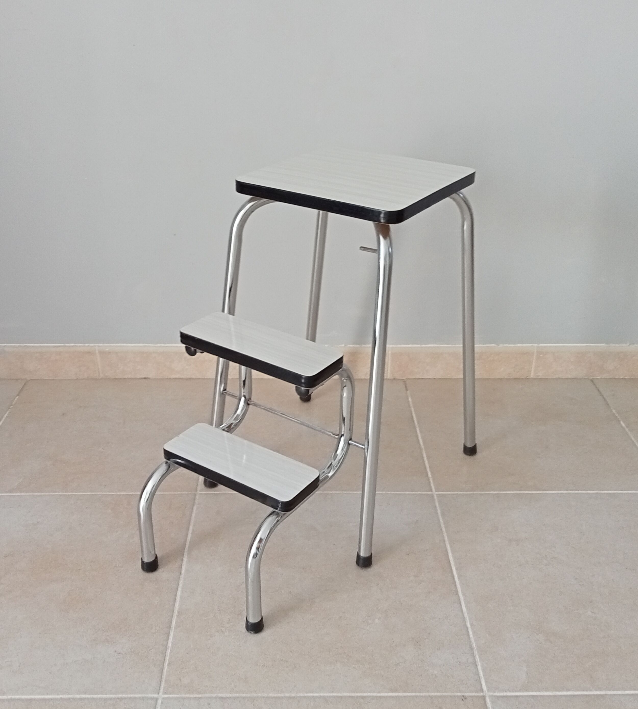 Vintage stepladder in chrome and formica 70s/80s