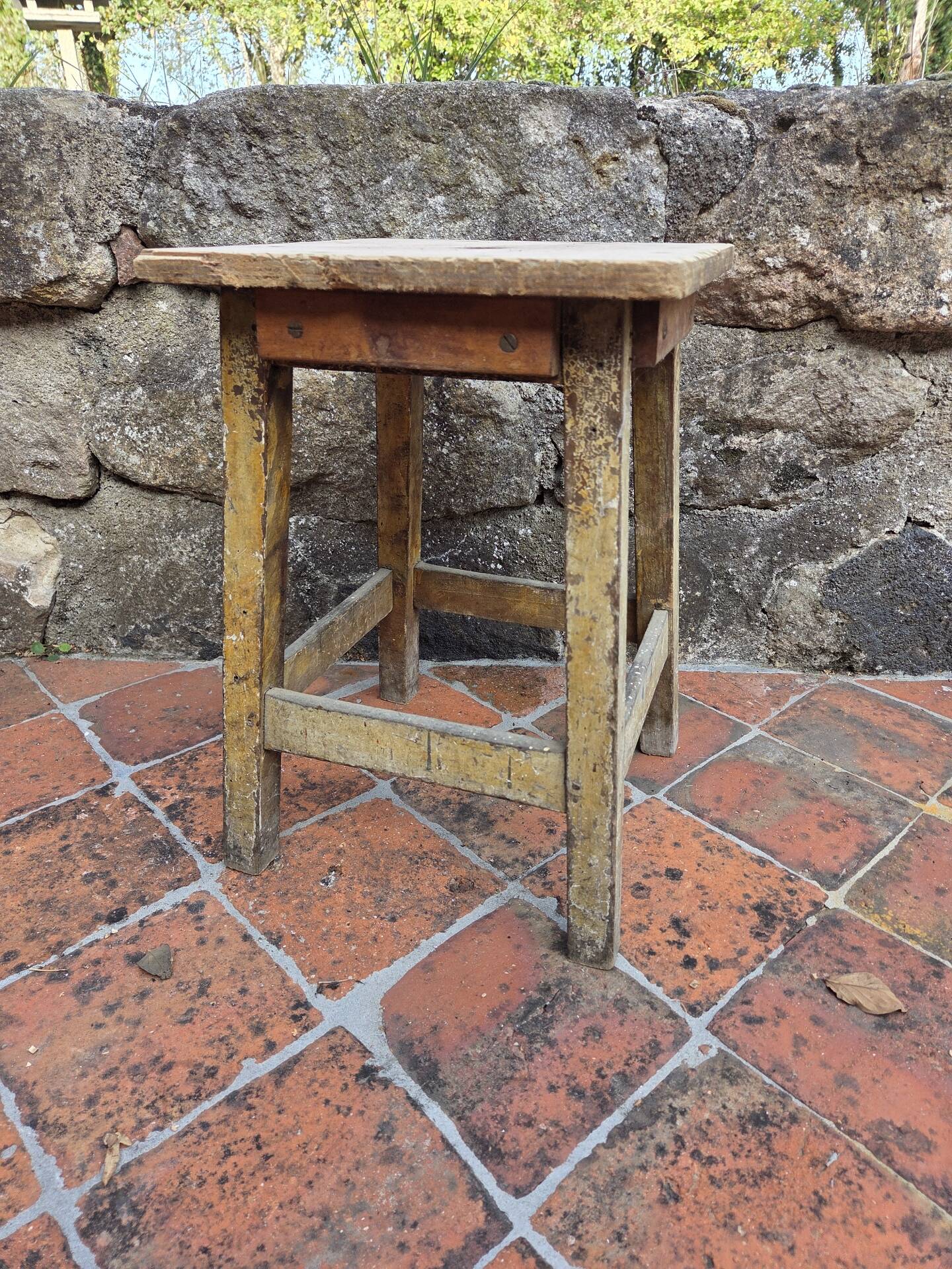 Workshop stool in wood
