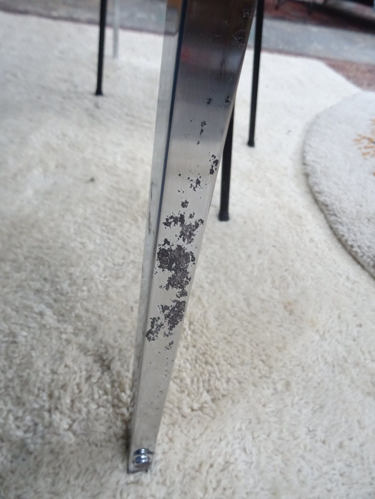 Extendable rise and fall table