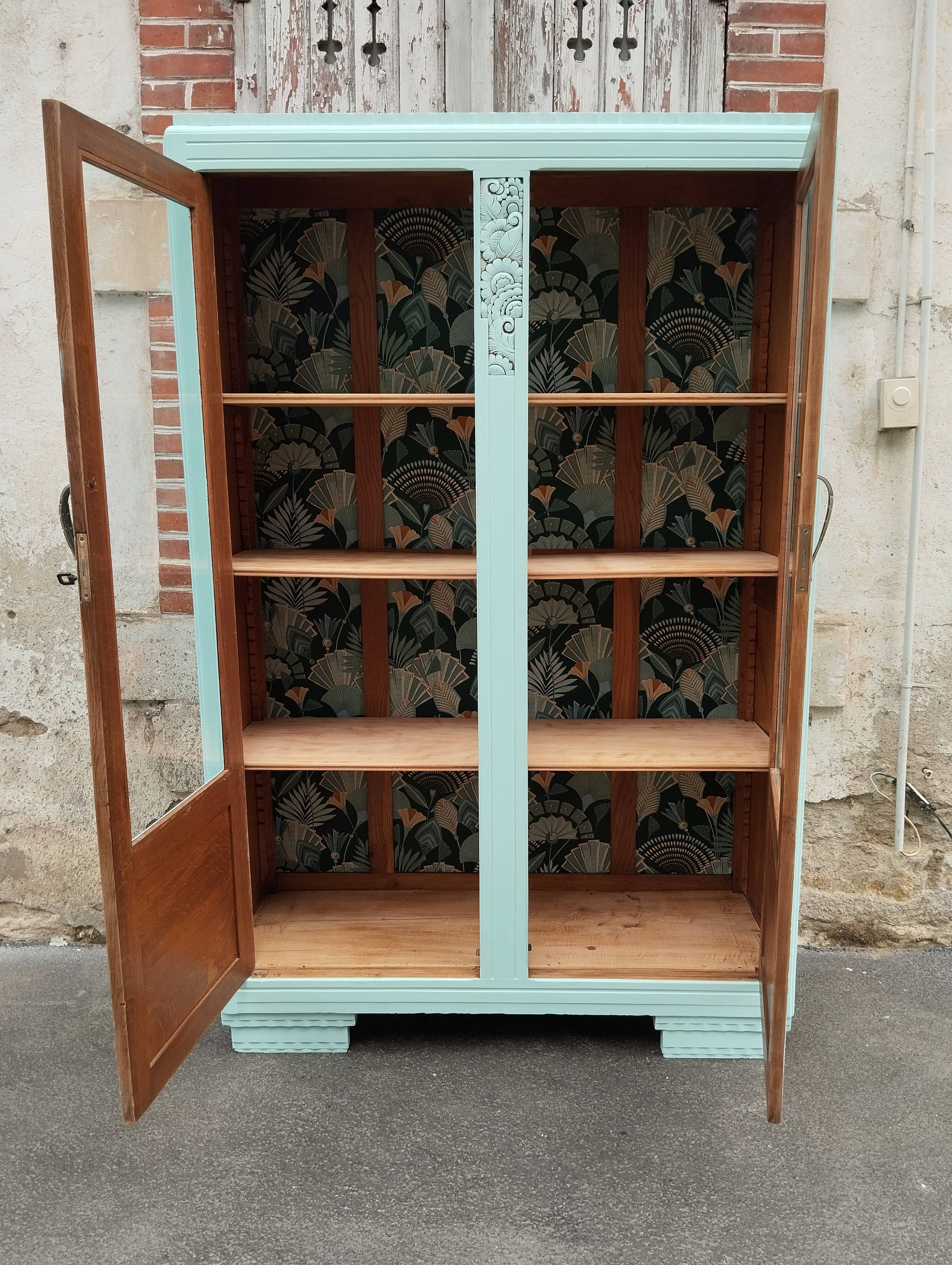 Parisian showcase cabinet year 30