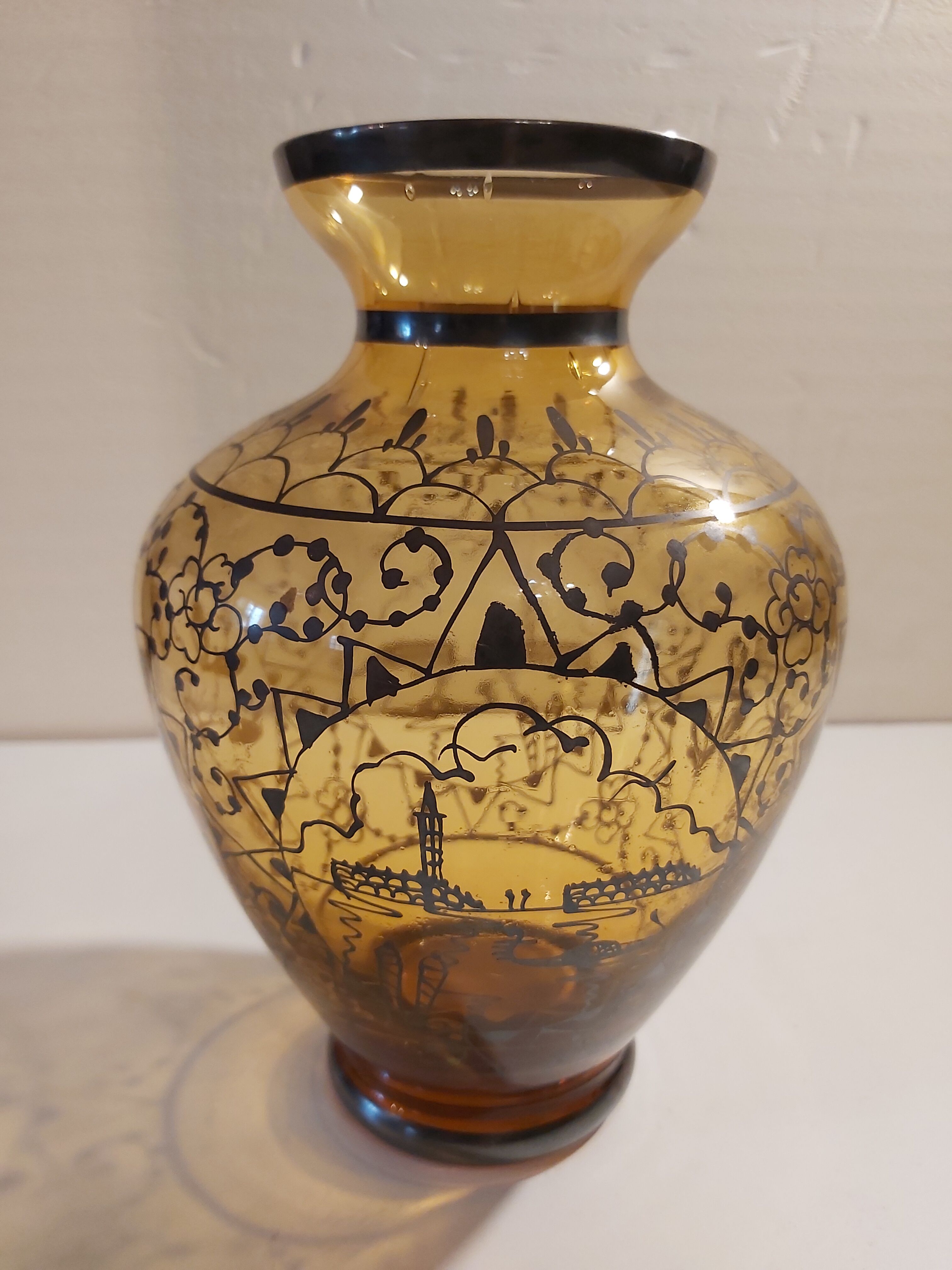 Vase with silver inclusion for decoration