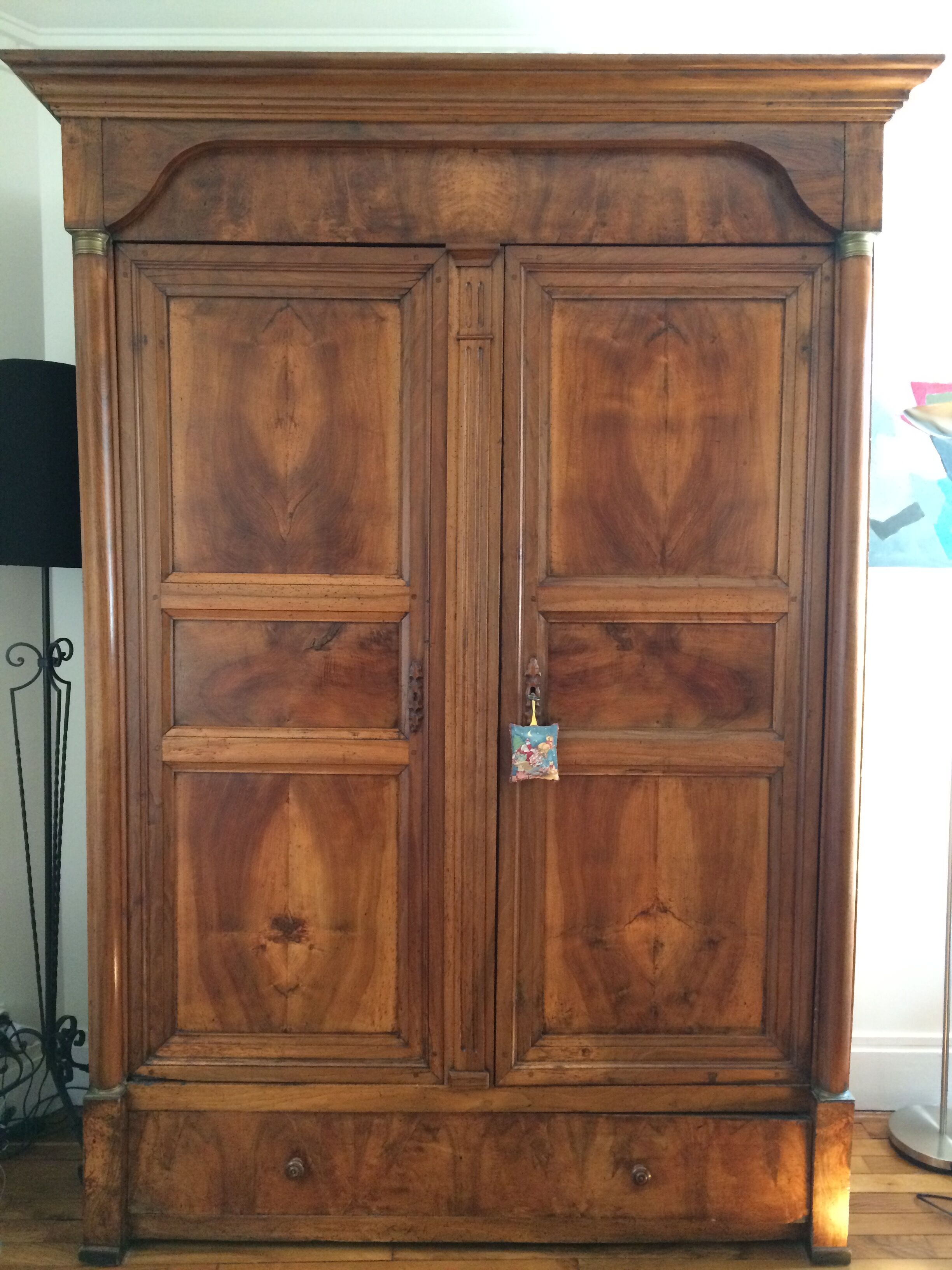 19th Cabinet in blond Walnut