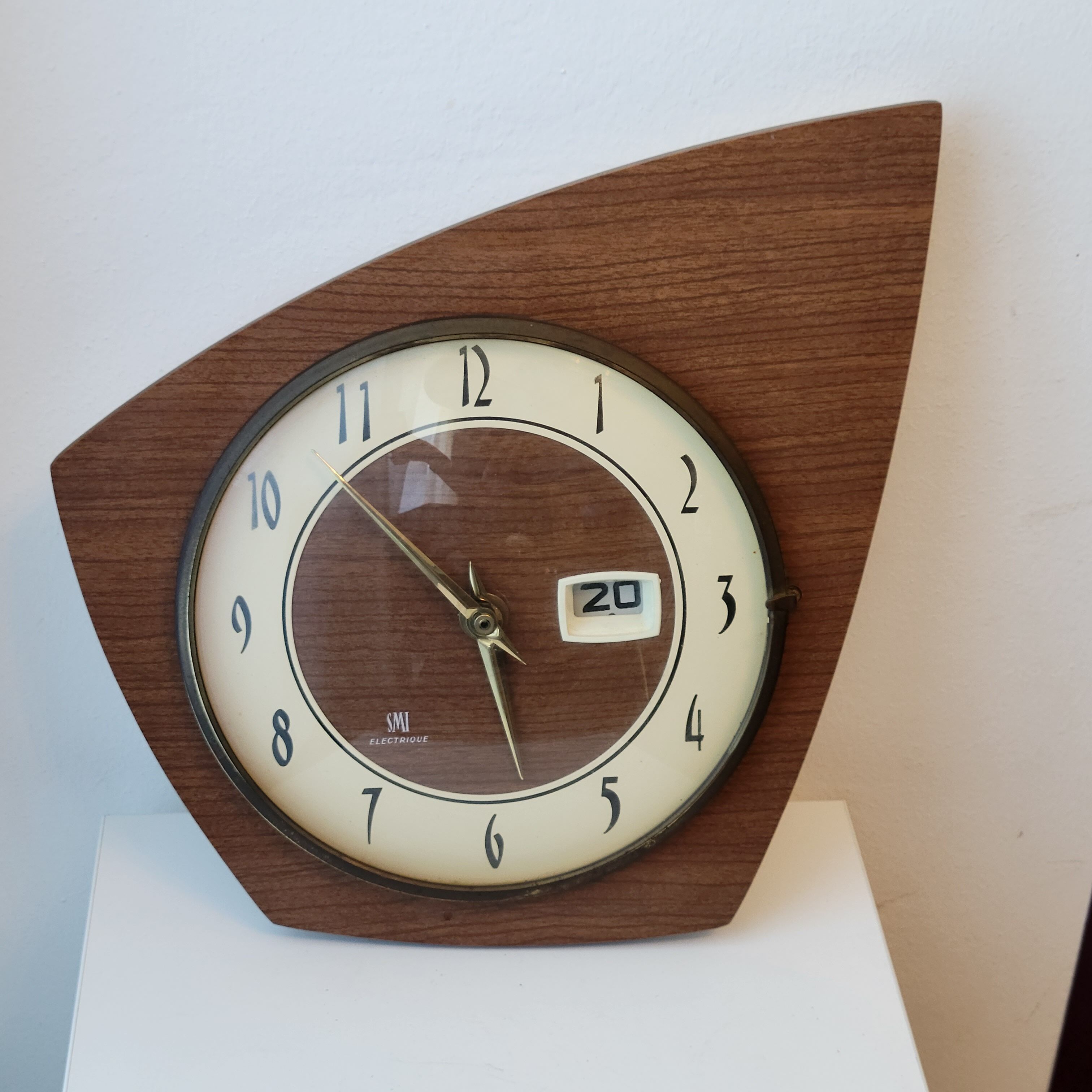Vintage wall clock in electric smi formica with date