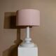 Lampe de table vintage Holmegaard Plaza en verre opalin blanc avec abat-jour en tissu rose, design de Hsin-Lung Lin, années 1970.