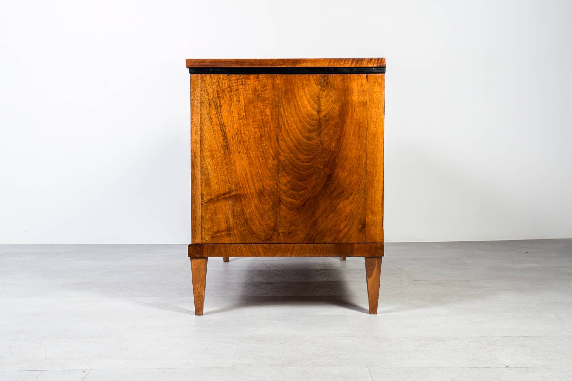 Commode allemande en noyer du XIXe siècle – Entièrement restaurée, vernis à l'ancienne