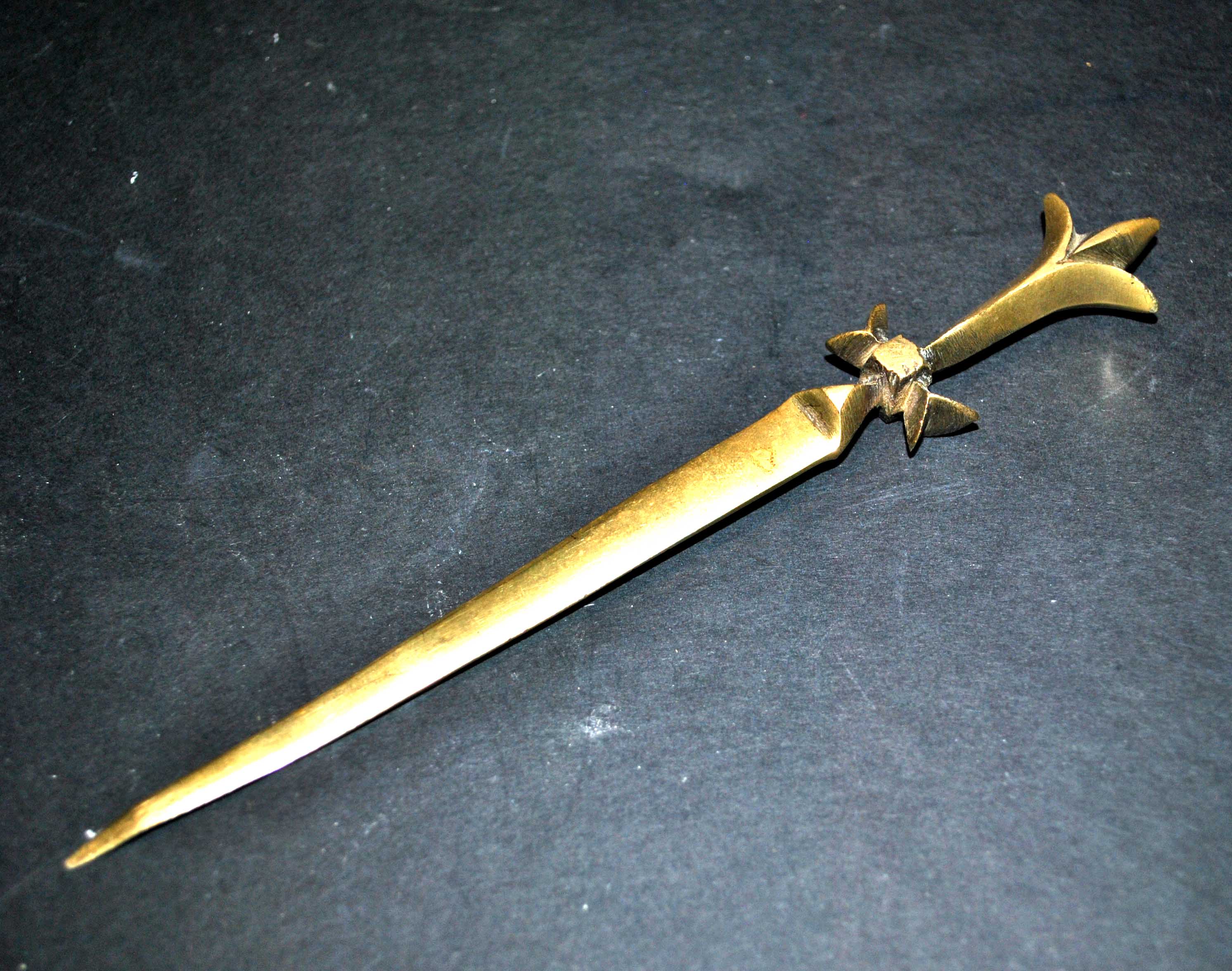 Ouvre-lettre en bronze - coupe-papier Décor croix avec lys Templier?