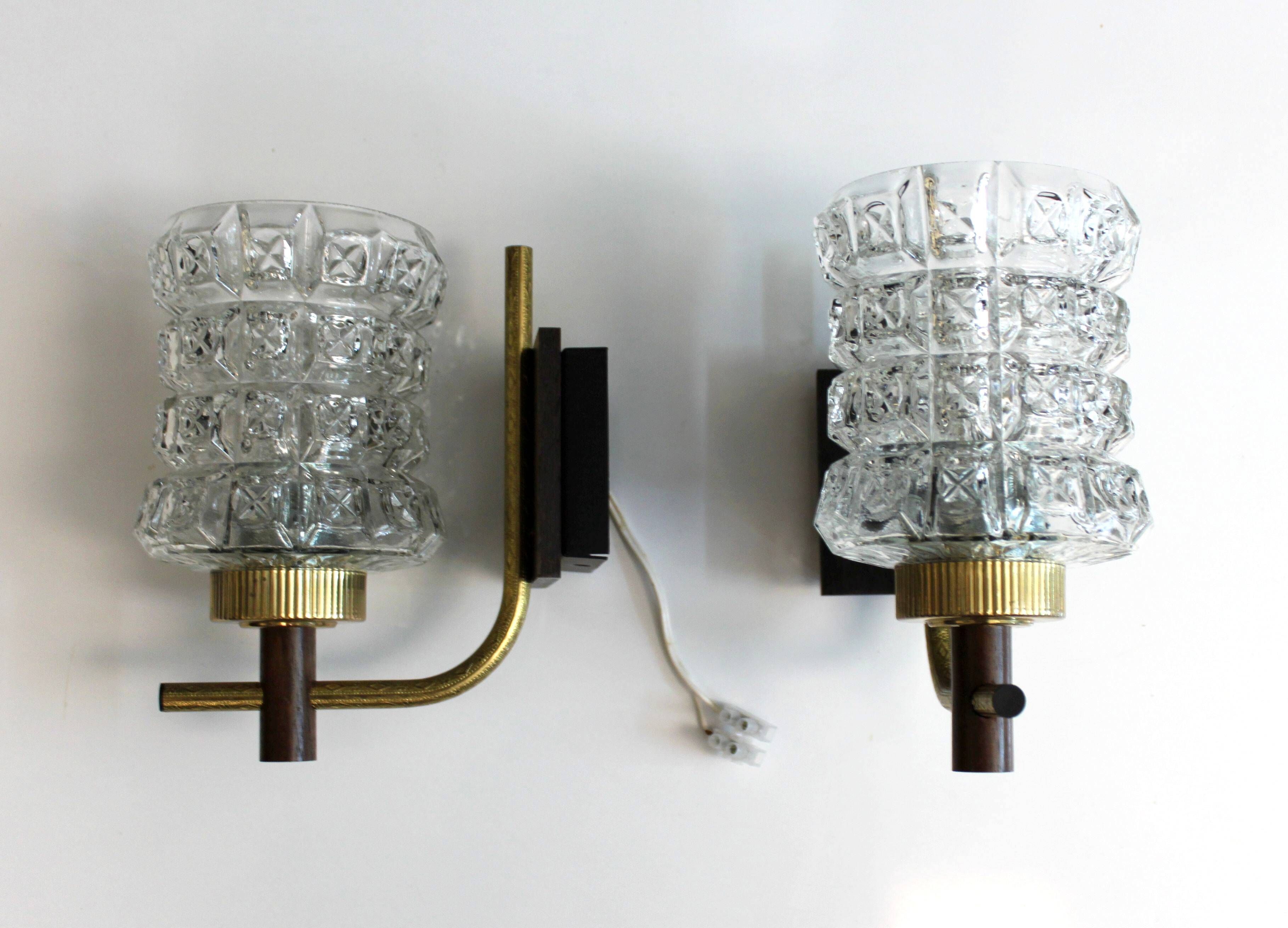 Pair of wall sconces in textured glass, wood, and gold metal, 1970.