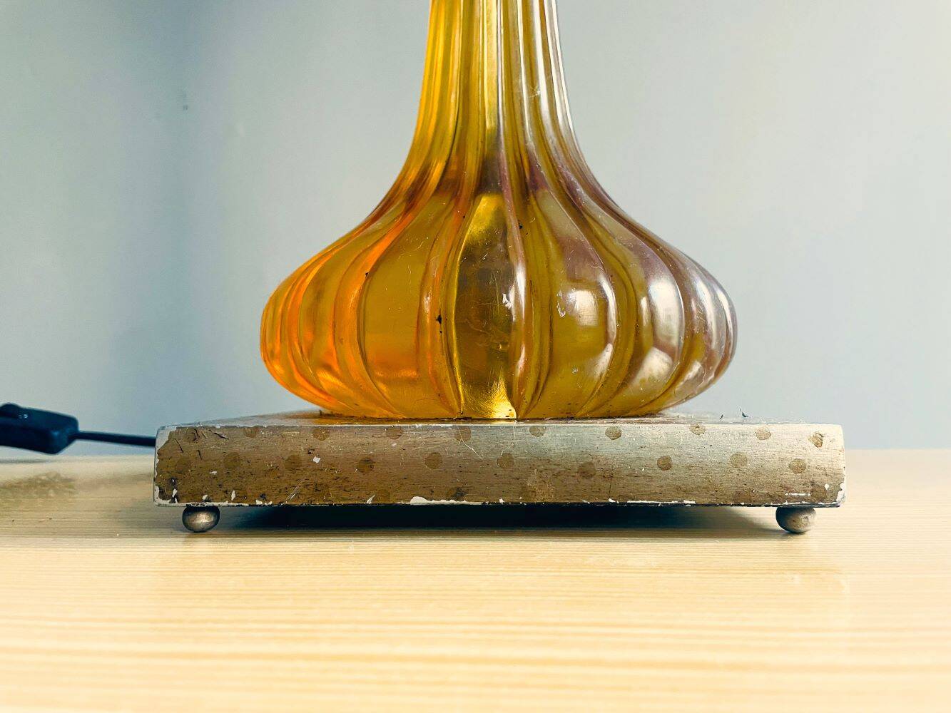 Grande lampe de table en lucite ambre de style Régence