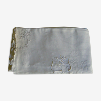 Drap ancien en coton brodé de fleurs et d'initiales