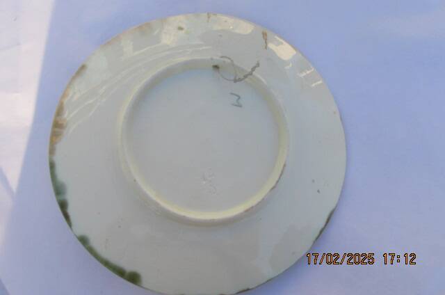 Assiette en barbotine poire