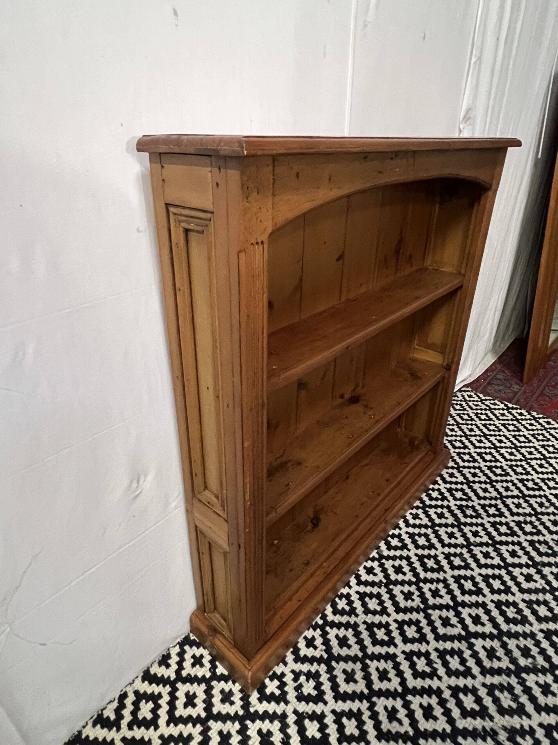 Bibus in solid pine, bookcase in pitch pine, 20th century manufacturing