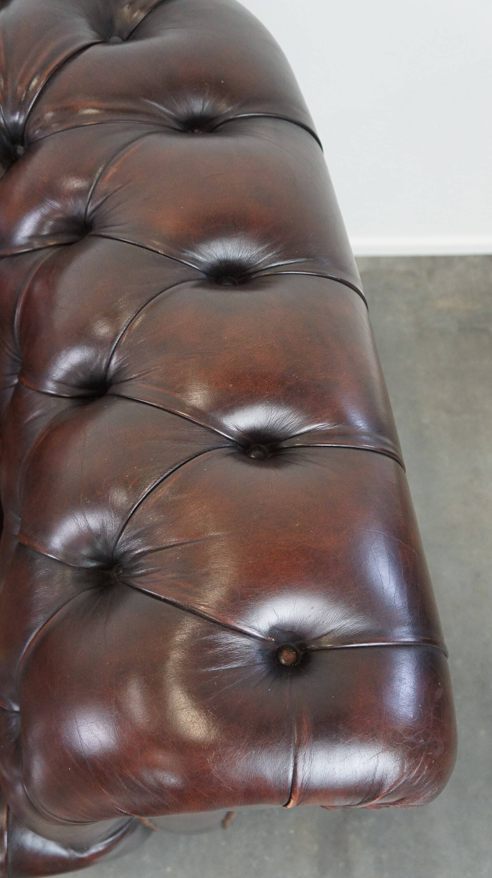 Dark-flamed english chesterfield 2.5-seater sofa/button seat