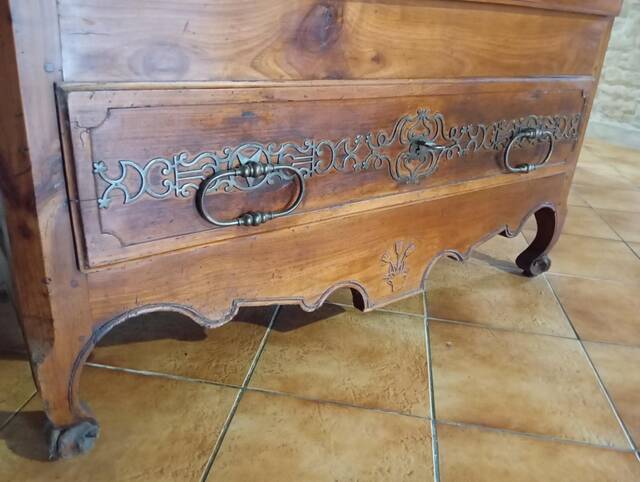 Important regional monoxyle wardrobe in blonde walnut, from the Louis XV period (18th century).