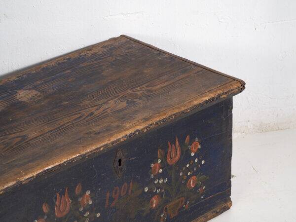 Antique trunk with floral motifs (Year 1901)