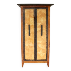 une armoire en bois,