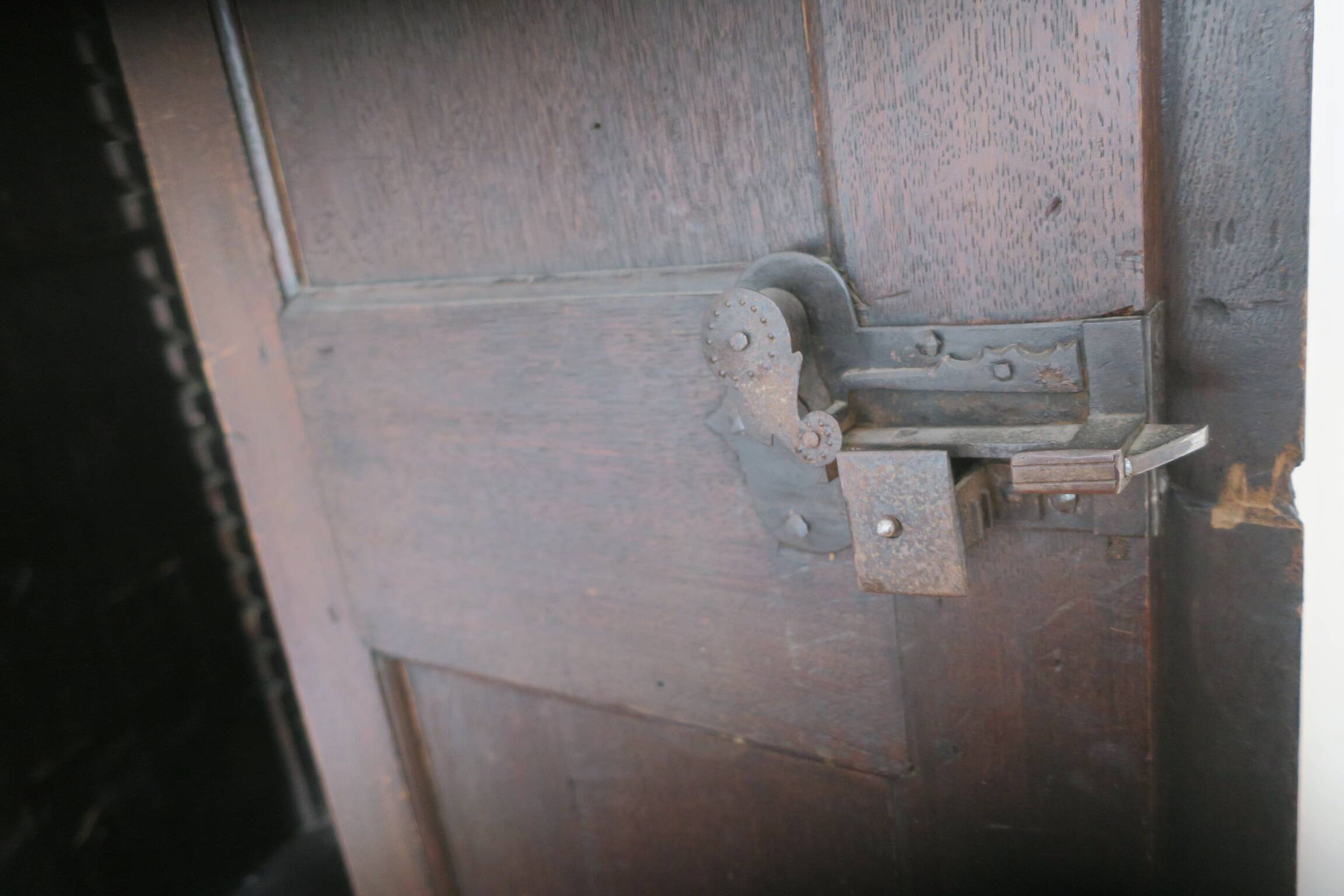 Armoire de ferme en chêne sculpté antique, 1780