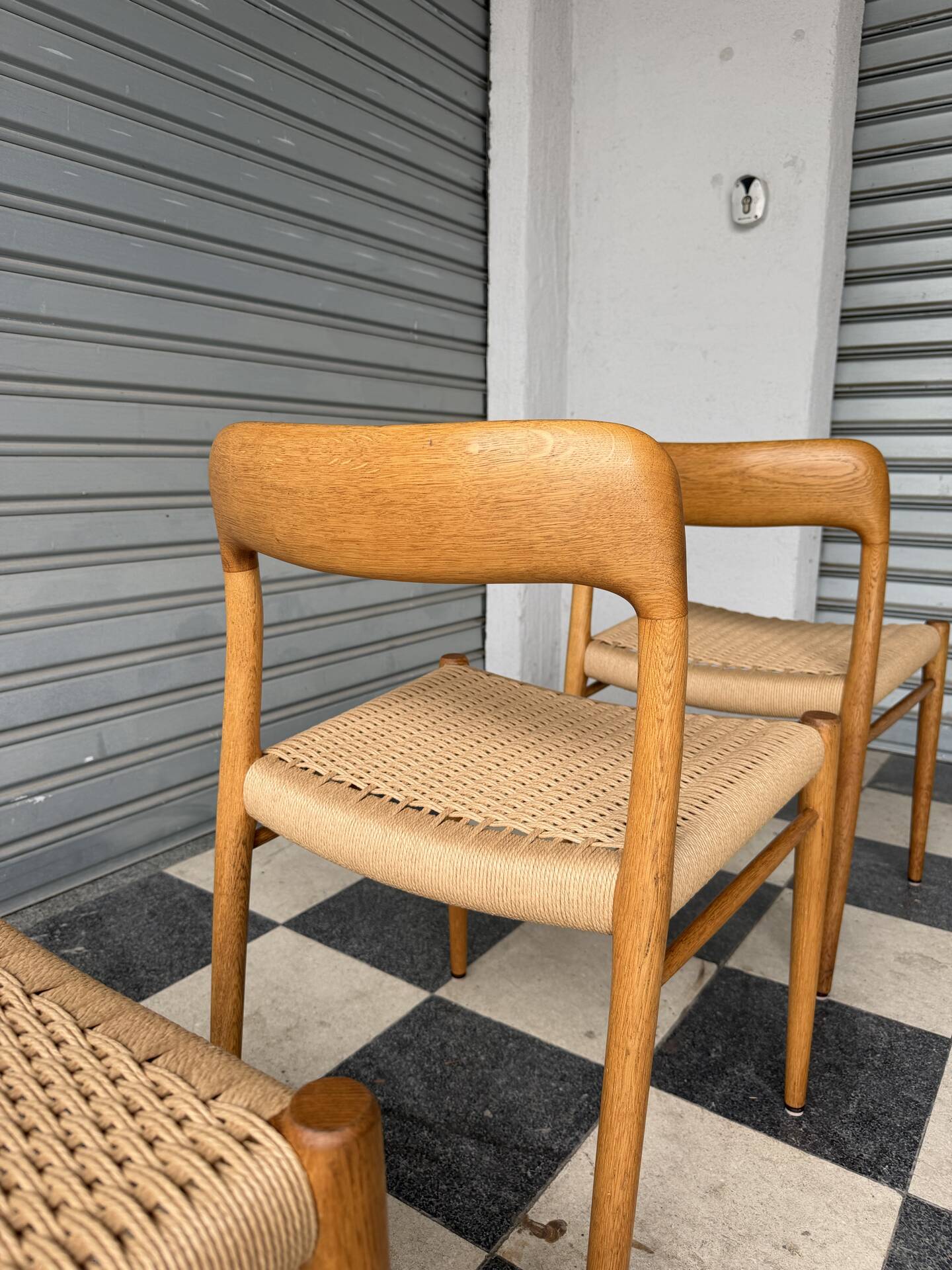 Set of 4 Møller 75 chairs in oak