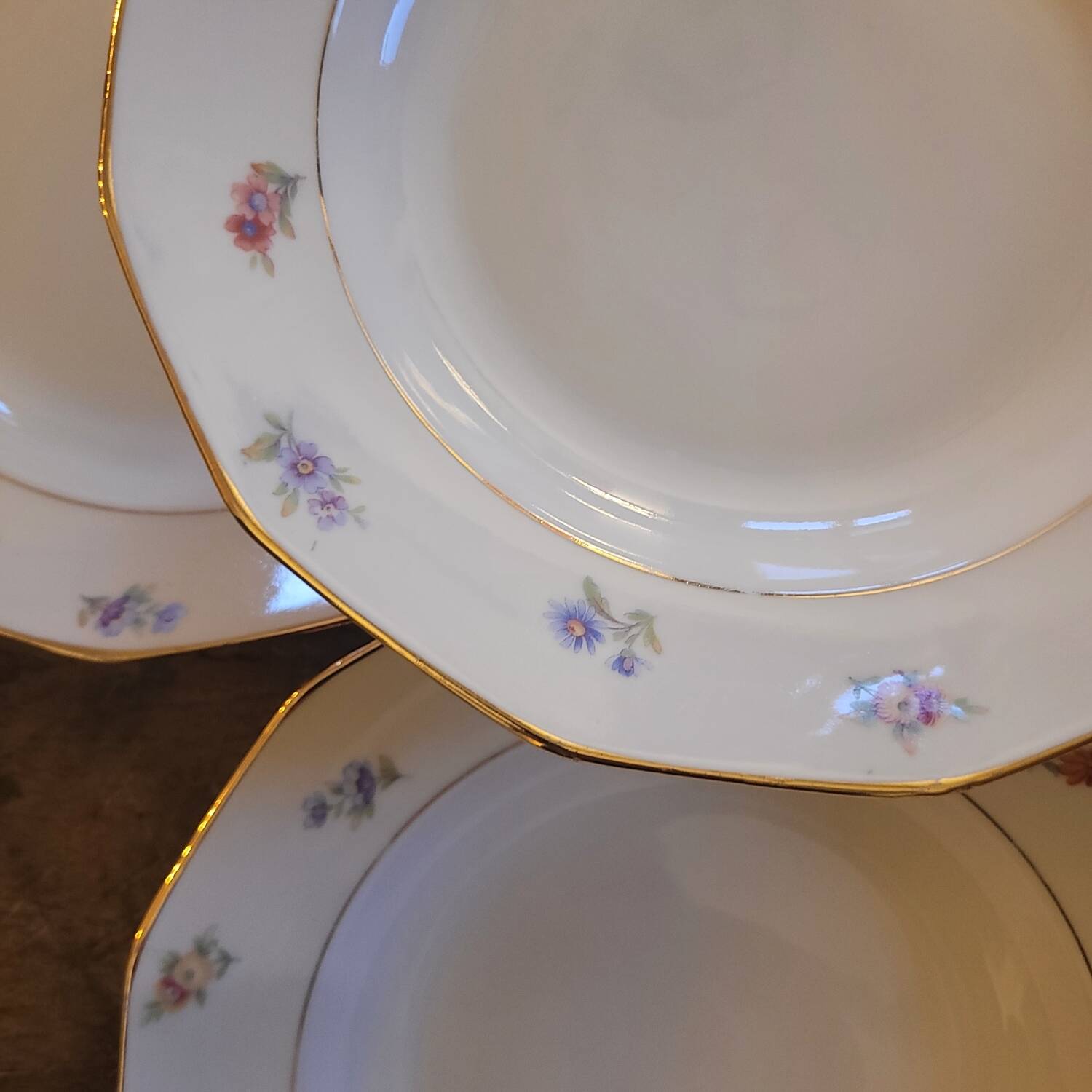 Porcelain soup plates - Decorated with small flowers and a gold rim